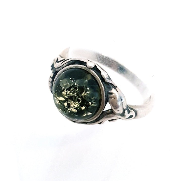 Rav ring med grøn rav med blad motiv i sterlingsølv (925)