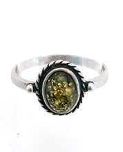Load image into Gallery viewer, Ring with green amber and twisted edge in sterling silver (925)
