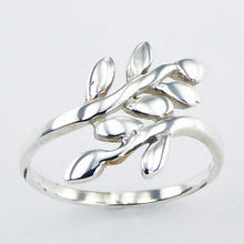 Load image into Gallery viewer, Small leaf ring in sterling silver (925)
