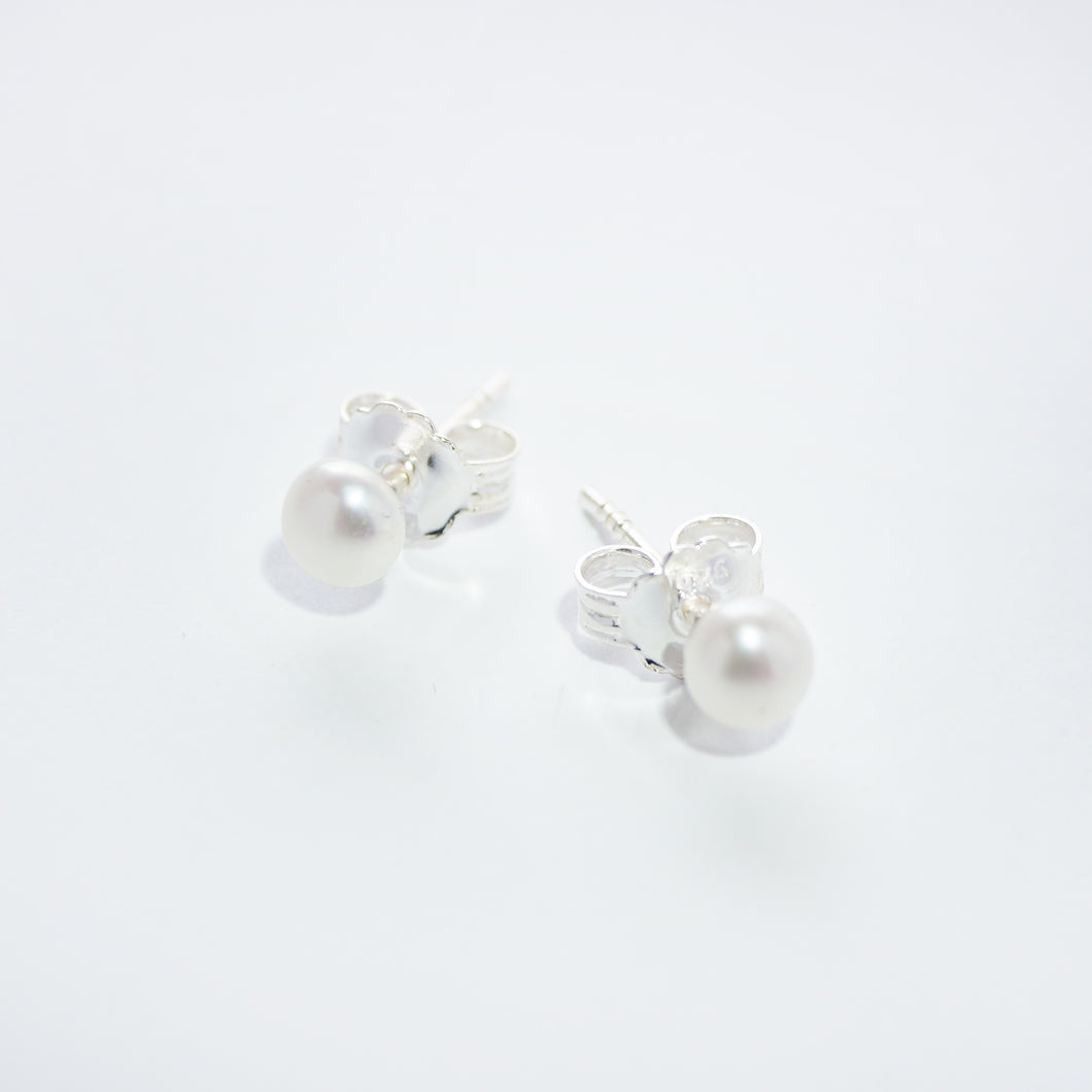 Earring with 4-4.5 mm white freshwater pearl (925)