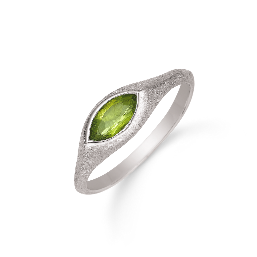 Ring with marquise cut peridot (925)