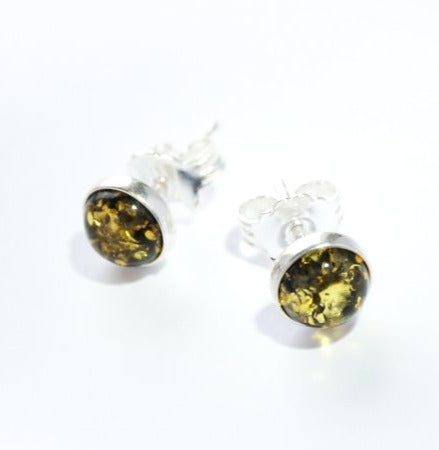 Green Amber ear studs 6 mm with smooth edge (925)