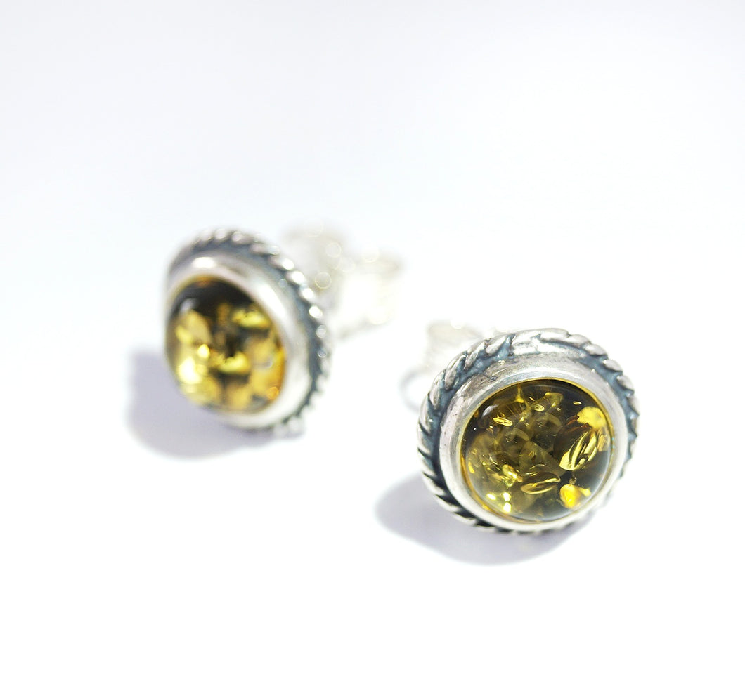 Green Amber ear studs 10 mm with twisted edge (925)