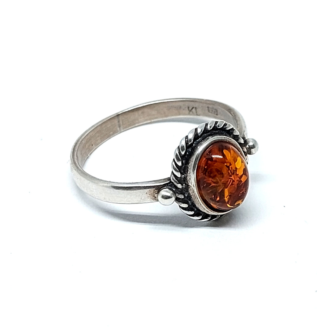 Ring with amber and twisted edge in sterling silver (925)