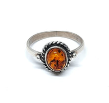 Load image into Gallery viewer, Ring with amber and twisted edge in sterling silver (925)
