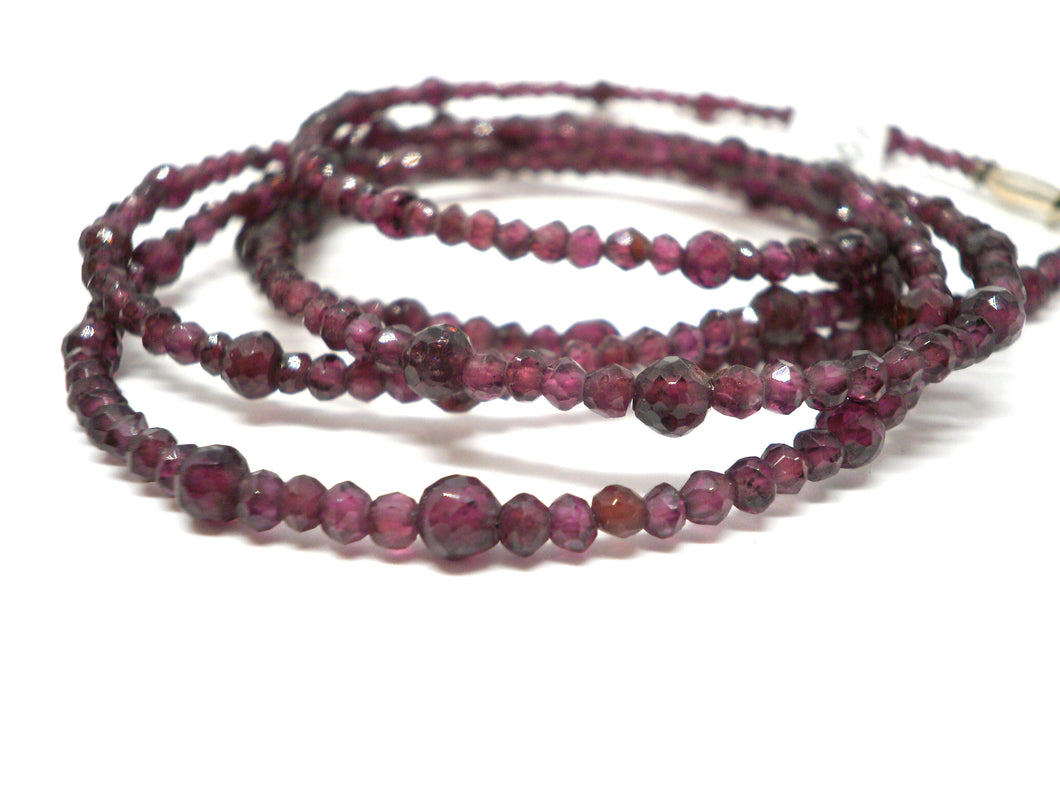 ByKila, Necklace with garnet and sterling silver clasp (925)