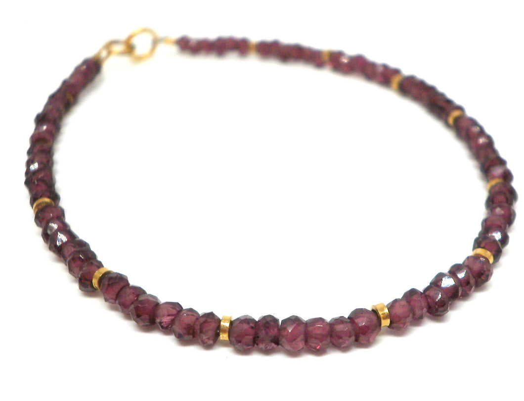 Bracelet ByKila with garnet and gold-plated sterling silver beads (925)