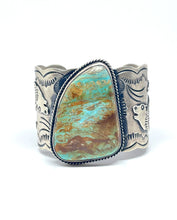 Load image into Gallery viewer, Fixed bangle with 1 large turquoise with wolf motif in oxidized sterling silver (925)
